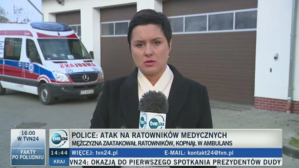 Zaatakował ratowników, kopnął w karetkę 