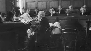 Oskarżona Rita Gorgonowa (siedzi tyłem) przed nią leżą dowody rzeczowe w sprawie