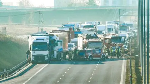 S8: zderzenie dwóch ciężarówek i auta osobowego