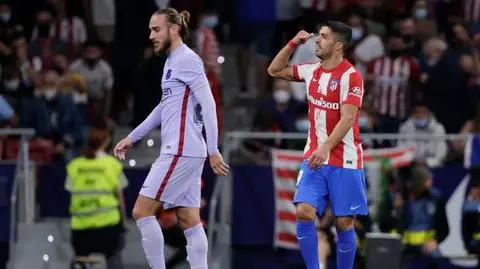 Strzelił gola i "zatelefonował". Osobliwa radość Luisa Suareza