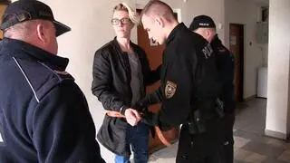 Piotr Kaszubski podczas przekazania polskim policjantom w 2017 roku