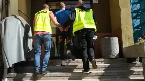 Stała na parapecie, wołała o pomoc. Prokurator: zeznała, że została pobita i zgwałcona 