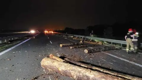 Drewniane bale rozleciały się po drodze