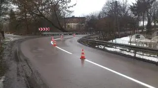 Ostry zakręt i wzniesienie są powodem wielu kolizji
