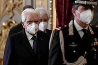 Prezydent Włoch Sergio Mattarella w drodze na konsultacje w sprawie kryzysu rządowego
