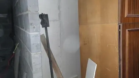 Przed policjantami schował się "w ścianie". Był poszukiwany listem gończym