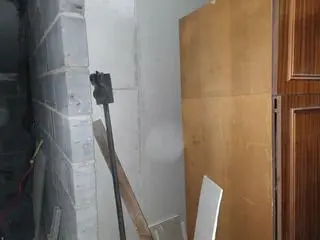 Ścigany listem gończym schował się w ścianie