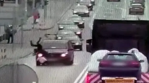 Karawan potrącił kobietę na przejściu dla pieszych. "Kierowca twierdził, że jej nie zauważył"