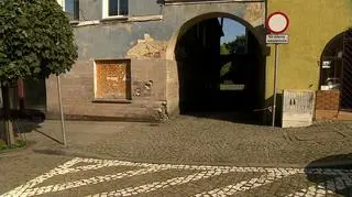 Strzały padły w tym przejściu między kamienicami