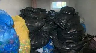 Worki z nakrętkami skradziono z piwnicy