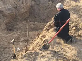 Papieski jałmużnik kardynał Konrad Krajewski w Buczy (15.04.2022)