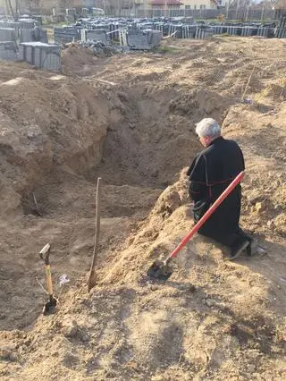 Papieski jałmużnik kardynał Konrad Krajewski w Buczy