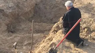 Papieski jałmużnik kardynał Konrad Krajewski w Buczy (15.04.2022)