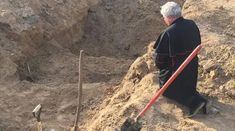 Papieski jałmużnik kardynał Konrad Krajewski w Buczy (15.04.2022)