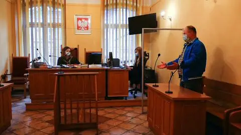 Miał rzucać szczeniakiem o podłogę podczas relacji w internecie. Ruszył proces