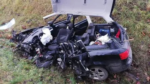 Zjechał na przeciwległy pas, zderzył się czołowo z innym autem. 25-latek nie żyje