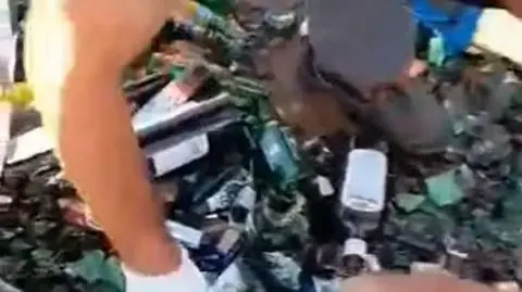 Kluczyki miały być wśród szklanych butelek