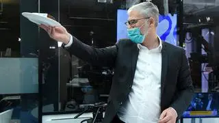 Michał Samul częstuje tortem