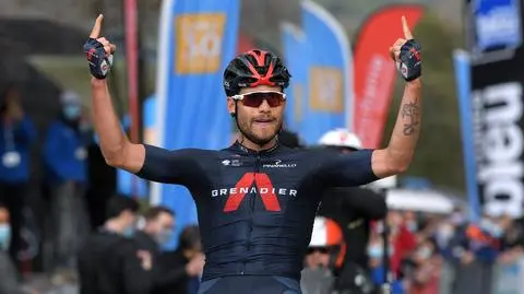 Ganna powtórzył manewr z Giro. Kwiatkowski wciąż tuż poza podium