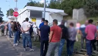 Przed kopalnią "Janina" ludzie czekają dniami i nocami, by zapisać się w kolejce po węgiel.