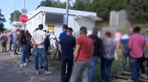 Przed kopalnią "Janina" ludzie czekają dniami i nocami, by zapisać się w kolejce po węgiel.