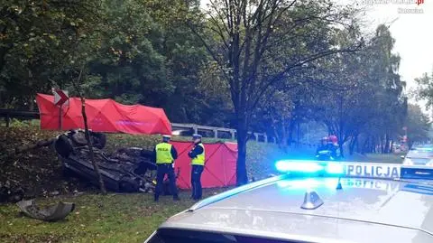 Zginęło dwóch młodych mężczyzn. Policja sprawdza, jak doszło do wypadku i apeluje do świadków