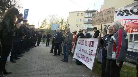 Jarosław Kaczyński przemawiał w Wadowicach. Przed budynkiem protest i patrole policji