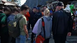 Oszuści - jak podkreślają policjanci - działają w grupie, każdy ma swoją określoną rolę. 