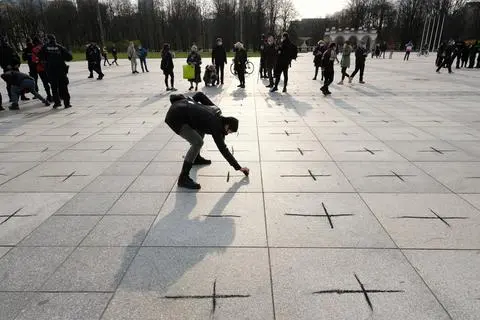 Happening Lotnej Brygady Opozycji na placu Piłsudskiego 