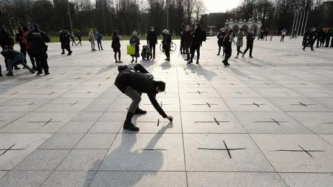 Happening Lotnej Brygady Opozycji na placu Piłsudskiego 