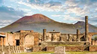 Pompeje na tle Wezuwiusza