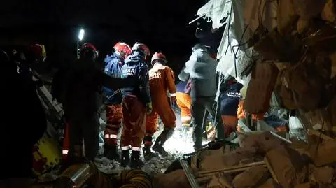 Polscy ratownicy wyciągają z gruzów kolejnych rannych. Relacja Pawła Łukasika z Turcji