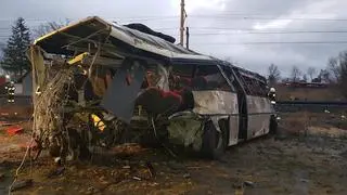 Zderzenie autobusu szkolnego z pociągiem, jedna osoba nie żyje