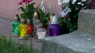 Znicze i kwiaty przed domem Blanki z Olecka