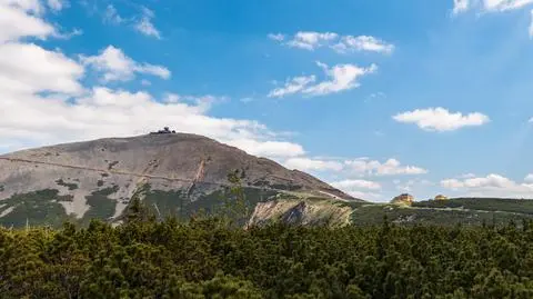 Jednokierunkowy ruch na Śnieżce. "Zakosy to szlak kamienisty. Wąski, a więc i zatłoczony"
