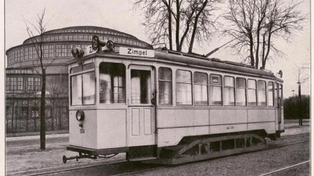 Tramwaj pod Halą Stulecia