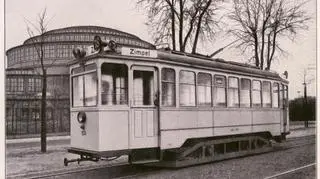 Tramwaj pod Halą Stulecia