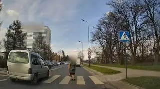 Kobieta weszła na przejście dla pieszych i prawie została potrącona