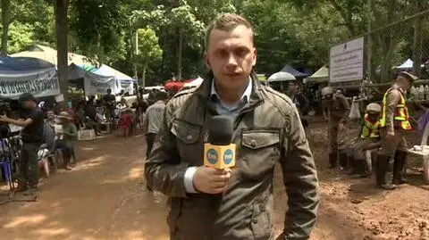 To nie trener zaprowadził chłopców do jaskini? Relacja korespondenta Faktów TVN