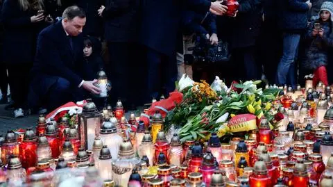 Prezydent Duda przed ambasadą Francji