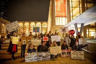 Protest przeciw Giergiewowi przed siedzibą MET