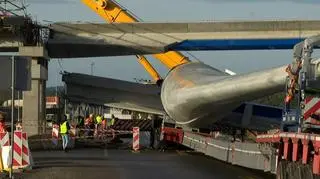 Na miejscu pracują dwa specjalistyczne dźwigi
