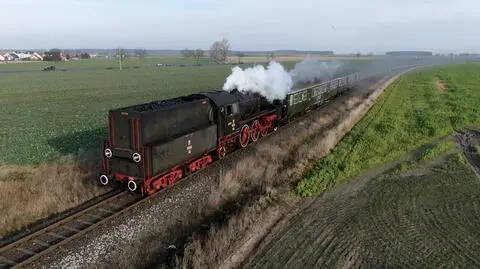 Parowóz ciągnie zabytkowe wagony