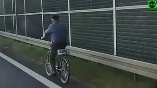 Starszy mężczyzna jechał rowerem po autostradzie A4