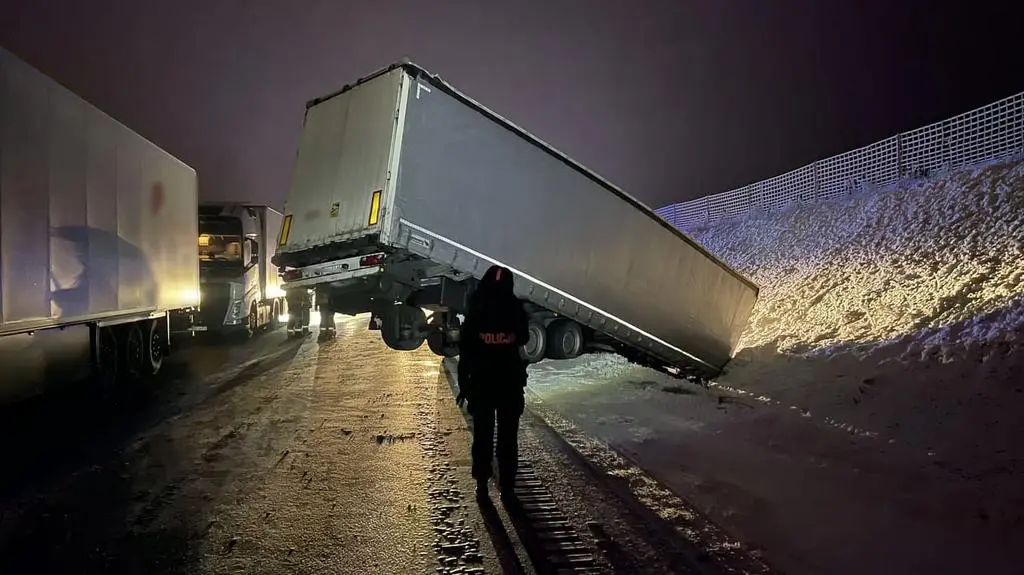 Ciężarówki wpadły do rowu