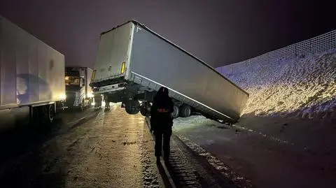 Pięć tirów wpadło do rowu i zablokowało drogę krajową
