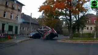Betoniarka przewróciła się na jezdnię, omal zmiażdżyła samochód