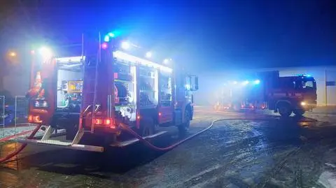 Pożar na parkingu. Spłonęło pięć samochodów "będących w dyspozycji" policji