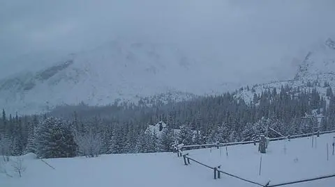 Zaśnieżone stoki, mróz i silny wiatr. Trudne warunki w polskich górach