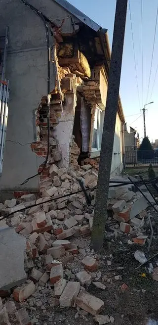 Budynek jest dość mocno uszkodzony